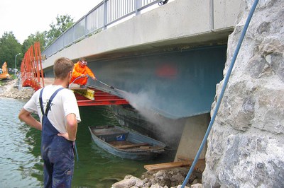 Using high pressure to prepare bridges for renovation