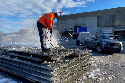 Remove snow and ice completely using the high-pressure cleaner