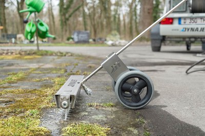 The correct temperature setting for clearing weeds with the high-pressure cleaner
